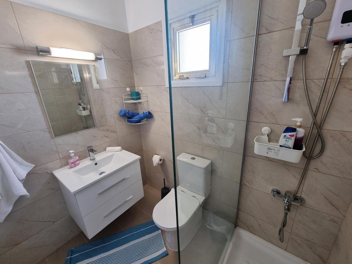 Super Modern Beachfront 1 Bedroom - Sleeps 4 레메소스 외부 사진